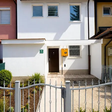 Daire Riverside Residence, 10min Airport